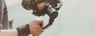 Una persona amb càmera en mà preparada per començar a gravar un pla en moviment. Font: Julia Avamotive (Pexels)
