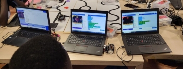 Els joves de 'Construeix-te', un dels programes de la Fundació Comtal, han creat un joc educatiu a través de la programació basada en la robòtica que permet treballar l'educació emocional. Font: Fundació Comtal