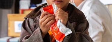 Un nen amb desnutrició al Iemen amb un aliment terapèutic llest pel seu consum. Font: Unicef/Anwar Al-Haj