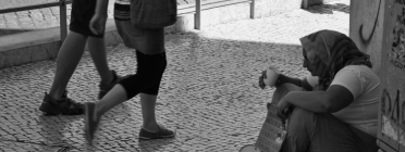 Una dona demanant en un carrer de Lisboa. Font: Wikimedia Font: 