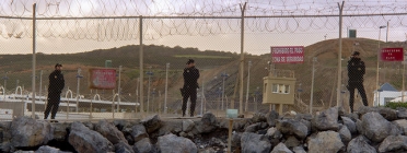 Policia Nacional custodiant el pas fronterer del Tarajal, a Ceuta  Font: Fotomovimiento