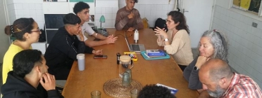 L'Anas, en Zouhair, en Mustapha, en Kamal, la Chaimae, l'Ayoub, la Júlia, la Lídia i l'Armand en una reunió de Prollema Font: Instagram @prollema