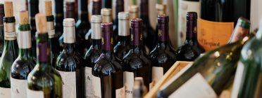 El projecte reWINE ha analitzat com serien els diferents processos de reutilització d'ampolles de vidre del sector vitivinícola català. Font: Llicència CC Unsplash
