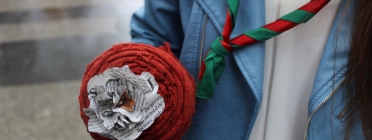 Una noia amb fulard sosté una rosa Font: Minyons Escoltes i Guies de Catalunya