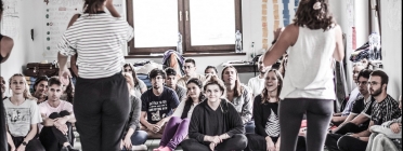 Participants en un dels tallers de teatre del projecte ACTinYOUth. Font: Colectic