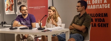 Yabel Pérez, de la cooperativa Sostre Cívic, i Carme Arcarazo, del Sindicat de Llogateres, durant la presentació de l'acord a l'Ateneu Enciclopèdic Popular de Barcelona. Font: Sostre Cívic. Font: Sostre Cívic