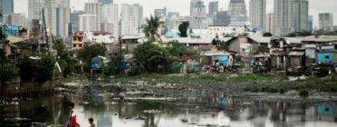 Fotografia de capçalera de l'informe: barraques a Tondo, Manila. Autor: Dewald Brand Font: 