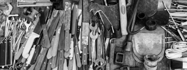 Claus, ganivets, martells i eines en general, amuntegades. Font: Pexels (Pixabay)