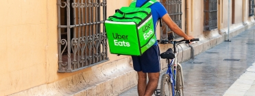Una persona repartint per a la plataforma Uber Eats. Font: Postcardtrip (Pixabay)