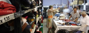 Donar un cop de mà per garantir el funcionament de les rentadores i l’ordre al rober del centre obert és una crida de voluntariat d'Arrels Fúndació. Font: Arrels Fundació