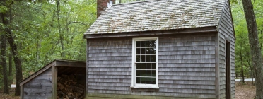 Rèplica de la cabana al llac Walden, on va viure Thoreau. Font: Britannica