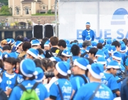 El ‘Blue Santa’ arriba del Japó per despertar la consciència ambiental i netejar les costes de residus. Font: Plastic Attack