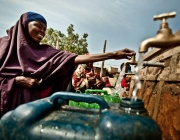 Dona d'Etiòpia utilitzant un banc d'aigua. Font: WorldCoo - Intermón Oxfam Font: 