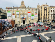 Les entitats membres del Comitè formant un llaç humà gegant a la plaça Sant Jaume de Barcelona. Font: Comitè 1r de Desembre. Font: Comitè 1r de Desembre