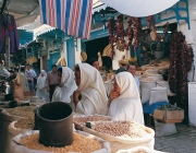 Dones de Tunísia comprant en un mercat. Font: Kalipedia Font: 