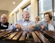 Gent gran participant al taller d'orquestra per a persones amb Alzheimer Font: Apropa Cultura