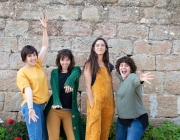 D'esquerra a dreta: l'Anna Bonet, l'Alba Casqueiro, la Coral Linares i la Nadia Urrich, les cinc impulsores de l'associació El Rebombori. Font: El Rebombori