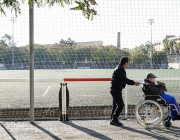 Una persona acompanya a una altra amb cadira de rodes  Font: Ajuntament de Barcelona