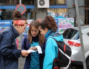 Participants a la Cursa d'Orientació Solidària mirant el mapa. Font: Fundació Salut Alta