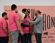 Arnau Vilardell, a la dreta donant un premi a un dels grups participants de la Som Hackathon 2021 Font: Som Hackathon