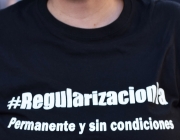 Una persona amb una samarreta que reclama la regularització de les persones en situació administrativa irregular. Font: Ela Rabasco