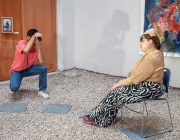 Una persona jove fa fotografies amb una càmera analògica a una persona que fa de model. Font: Niu d'Imatges de la Joventut