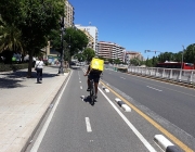 Una persona treballadora de Glovo en bicicleta a València. Font: Pacopac (Wikimèdia Commons)