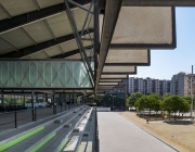 Graderies d’accés a l’edifici del Canòdrom, amb una coberta en voladís que la protegeix del sol i on la gent seu.  Font: Mariona Gil