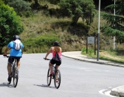 Dues persones en bici per la carretera Alta de les Roquetes de Barcelona. Font: Vicente Zambrano González