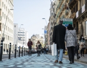 Gent caminant i fent compres pel carrer de Pelai de Barcelona. Font: Clara Soler Chopo