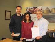 Albert Quiles, Esperanza Molins i Joaquim M. Molins Gil amb l'acord signat Font: 