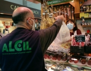 Joan Manel Casado recull una de les comandes en una parada del Mercat de Les Corts Font: Carla Fajardo