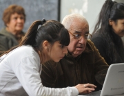 Alumnos de Conectar Igualdad con adultos mayores en Lugano - ANSESGOB - Flickr Font: 