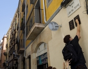 L'alumnat de deu centres educatius de Barcelona col·labora perquè les persones sense llar que han mort tinguin una placa que les recordi. Font: Arrels Fundació