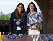 Dues noies joves fan voluntariat. Font: Opus Dei, Flickr
