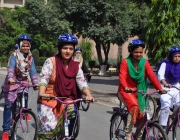 Imatges de dones en bicicleta d'un projecte d'empoderament de dones a Pakistan de USAID Font: flickr/USAID Pakistan