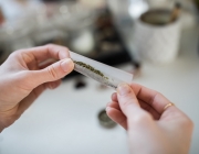 Una persona consumidora de drogues es prepara una cigarreta de cànnabis. Font: Thought Catalog, Flickr