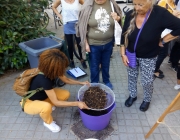 Un cop madurat el compost es fan jornades comunitàries per fer-ne el cribatge  Font: Espai Ambiental 