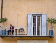 Una persona fa la quarantena en el balcó de casa seva. Font: Pixabay