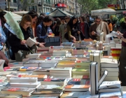 Parades de llibres durant la Diada de Sant Jordi Font: Wikimedia 