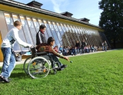 Un nen amb mobilitat reduïda participa a una activitat esportiva. Font: Pxhere