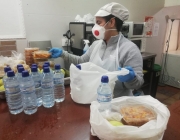 Una treballadora de Formació i Treball prepara els kits d'alimentació per a persones en risc d'exclusió. Font: Formació i Treball