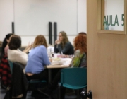 Porta obert a un aula amb dones reunides al voltant d'una taula Font: Fundació Surt