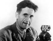 George Orwell és un dels auotrs que les seves obres han passat a ser de Domini Públic.  Imatge de la BBC. Llicència de Domini Públic.  Font: BBC. Llicència de Domini Públic. 