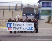 Membres de Migra Studium davant del CIE de la Zona Franca.  Font: Migra Studium