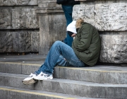 Persona dormint al carrer. Font: Pixabay