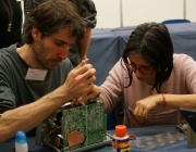 Un voluntari reparador ajuda a una usuària a reparar un ordinador Font: Restarters Barcelona