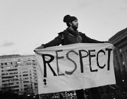Un noi amb una pancarta que diu 'Respect'. Llicència CC BY-SA 2.0 Font:  Lorie Shaull (Flickr)
