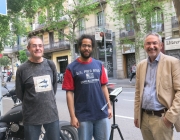 Carlos Orti, juntament amb Emeka Okpala (secretari Barcelona Camina) i Joan Estevadeordal (president de Catalunya Camina) durant una acció de captura de dades de contaminació acústica a l'Eixample. Font: Catalunya Camina