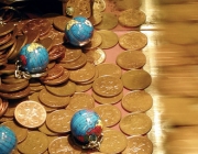 Boles del món i monedes. Font: p22earl (Flickr) Font: 